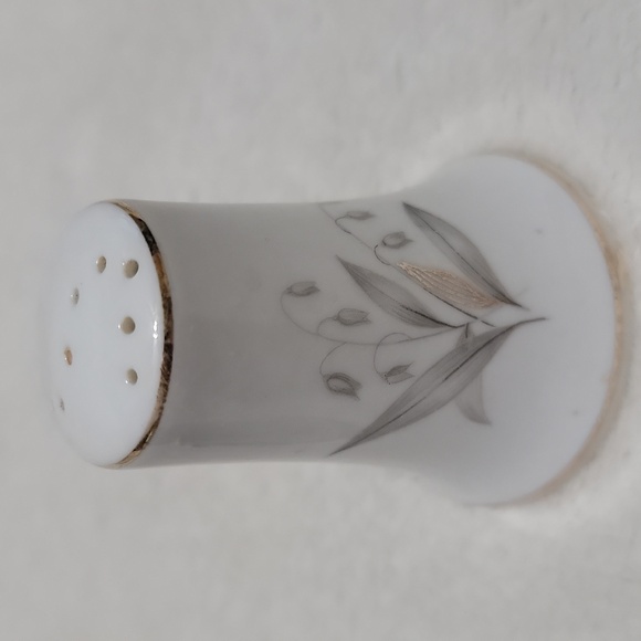 Vintage Kaysons Golden Rhapsody Fine China Salt and Pepper Shakers - Picture 5 of 7